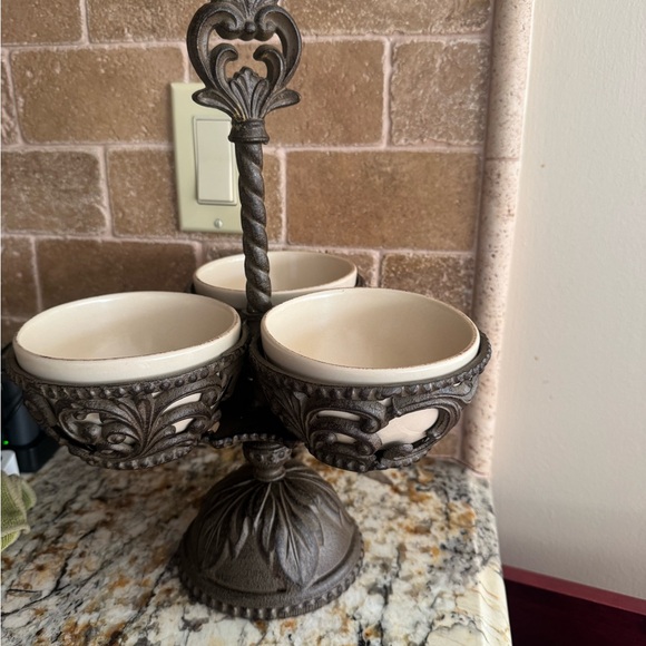 GG Collection Ornate Cream and Brown Bowl Stand